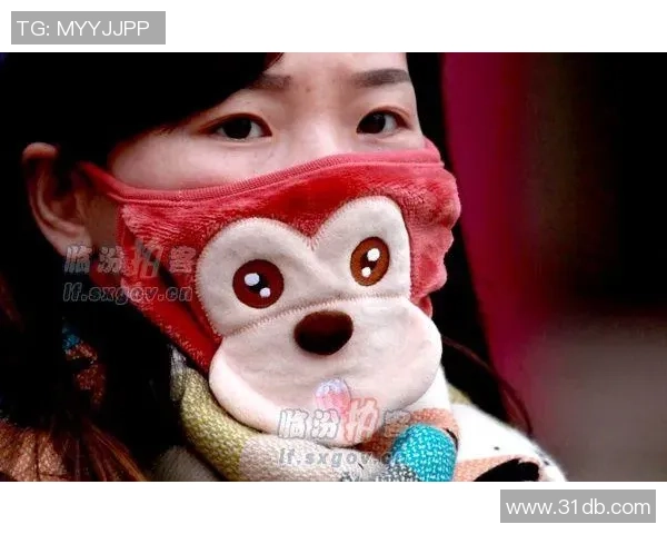 足球明星街头秀技艺与球迷互动共度欢乐时光